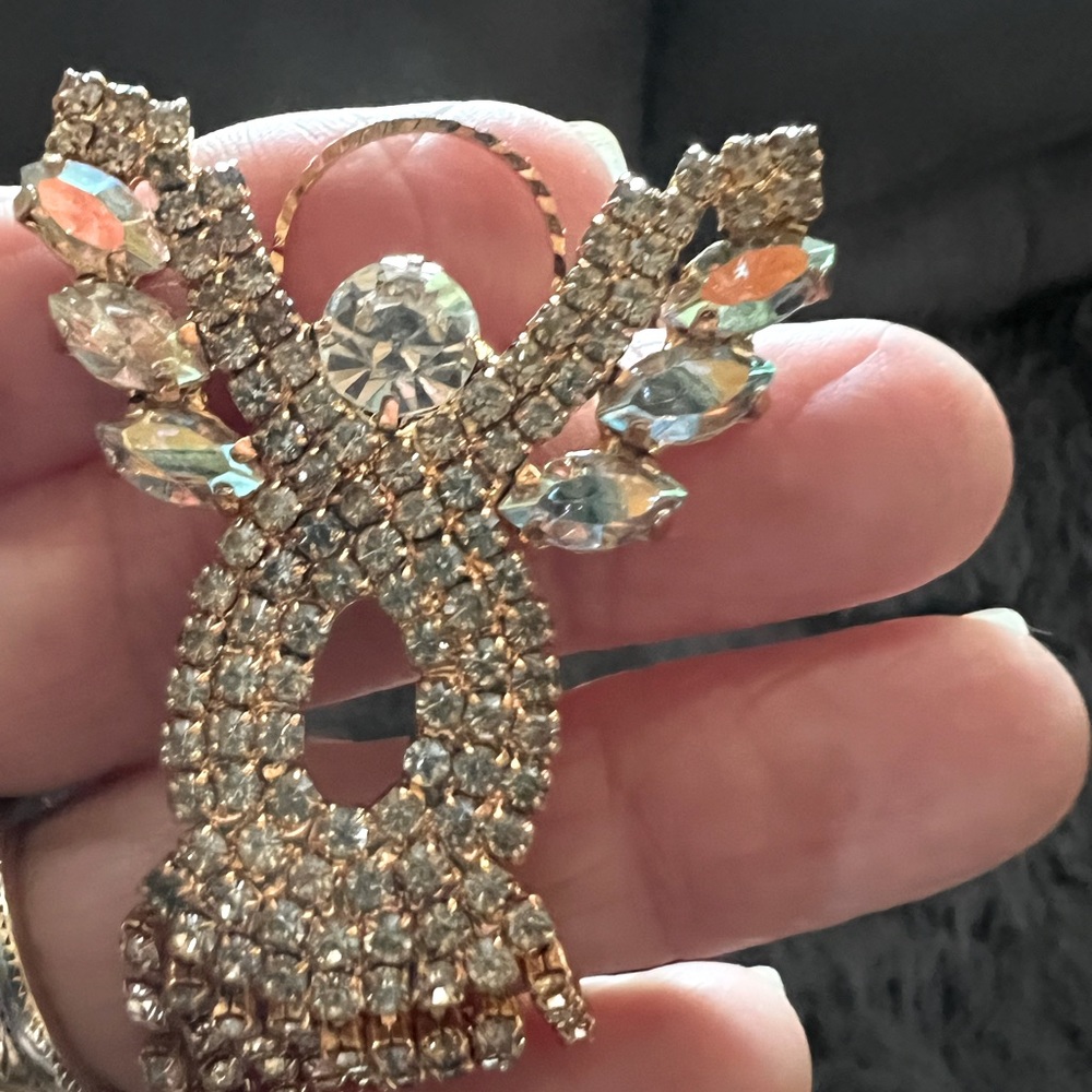 Angel gold colored pin/pendant.